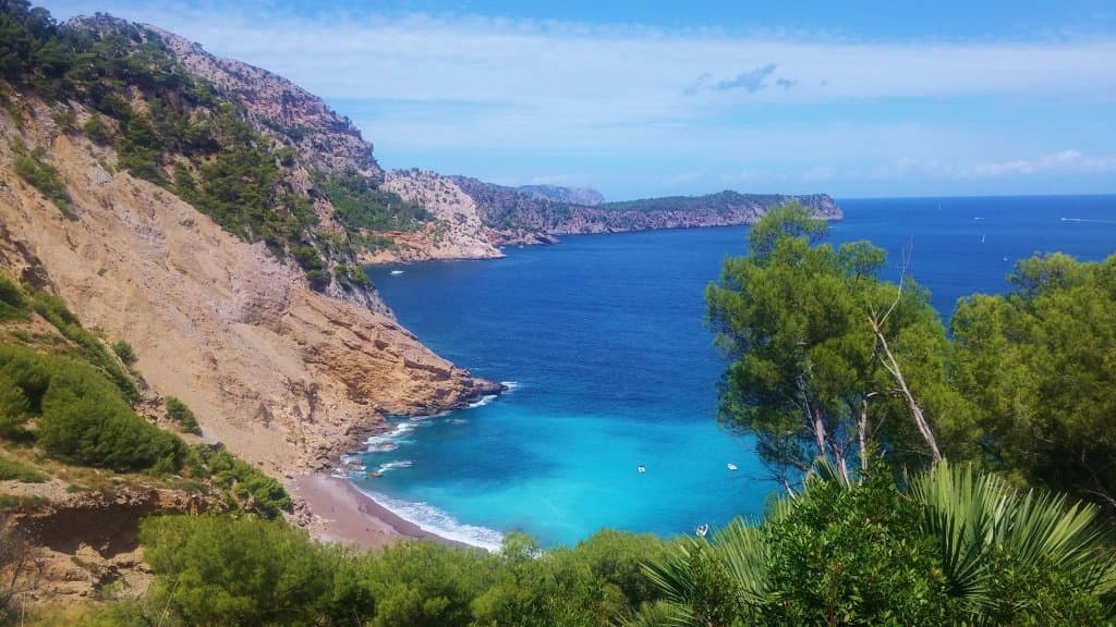 plage vue du chemin d'accès