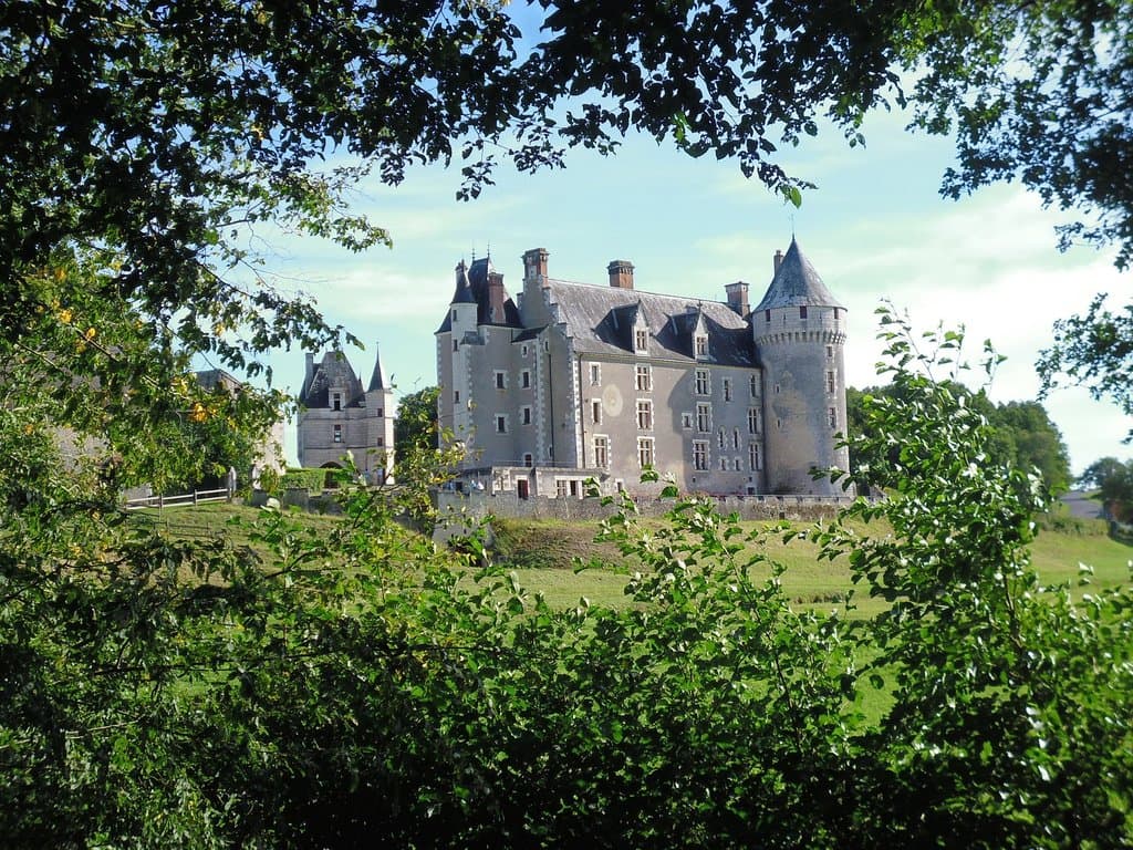 Vu de la forêt le château de Montpoupon est remarquablement présenté sur son léger promontoire
