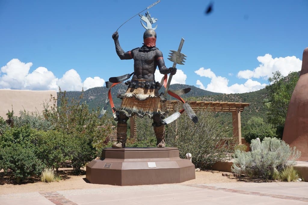 Greeting Statue outside the muesum