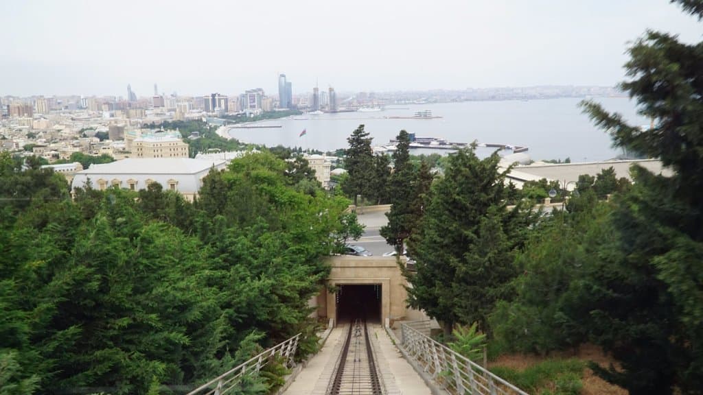 По мере подъема открывается чудесный вид на Баку