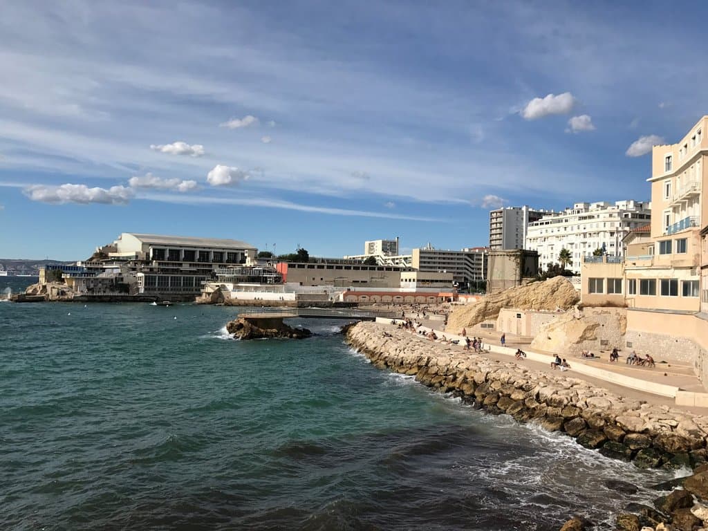 Plage des Catalans de camino a La Corniche.