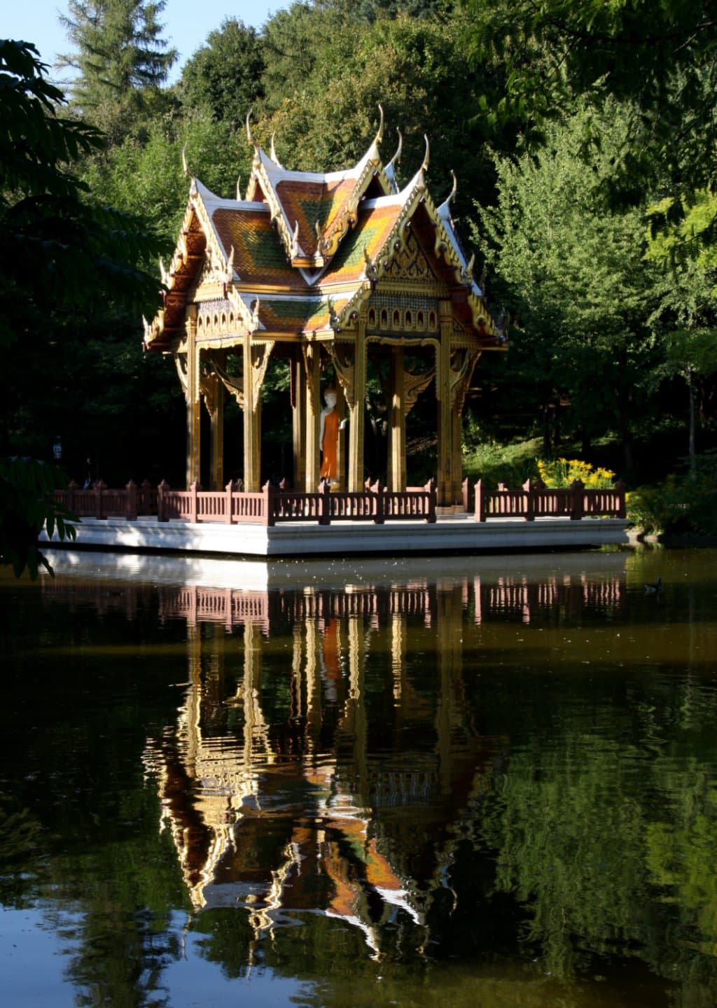 die Pagode spiegelt sich See