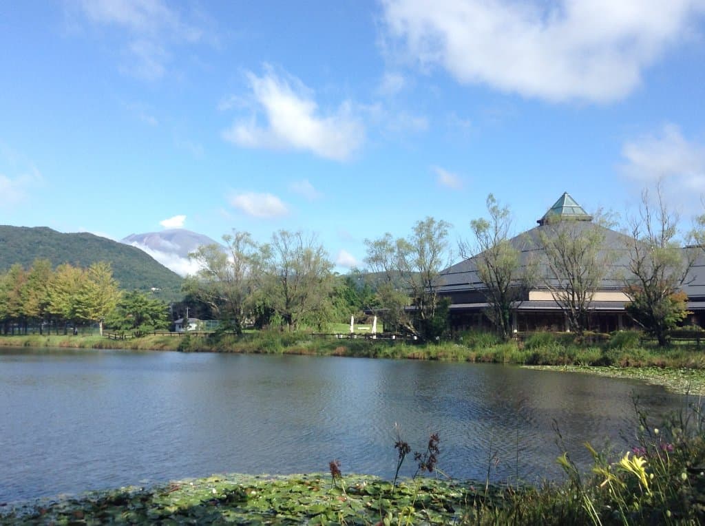 大賀ホールと大賀ホール池(浅間山も)