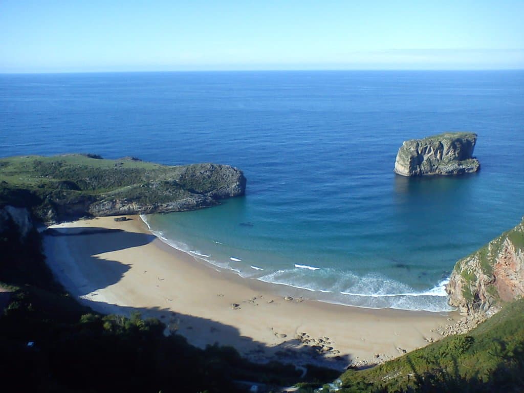 Foto de la playa de la Ballota desde el Mirador de la Boriza