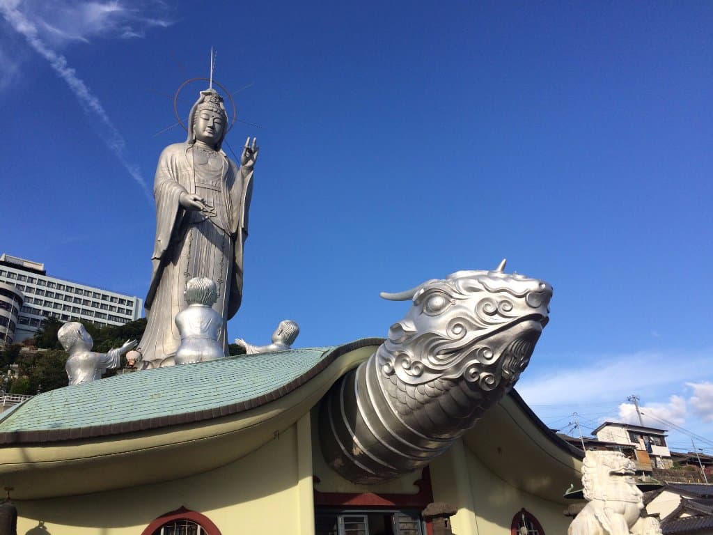 霊亀に乗る萬国霊廟長崎観音様
