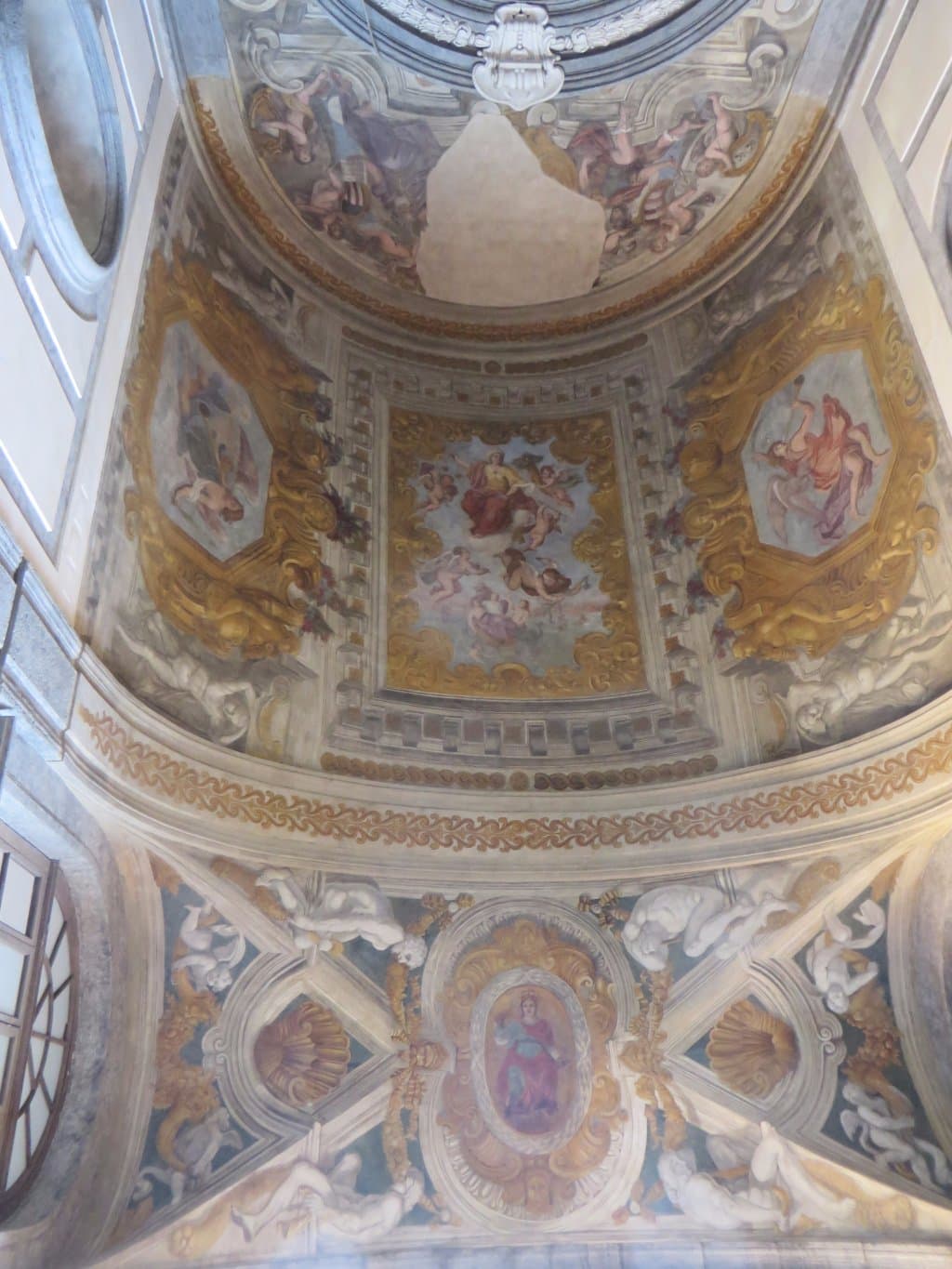 Gli affreschi nella contro facciata, subito dopo l'ingresso