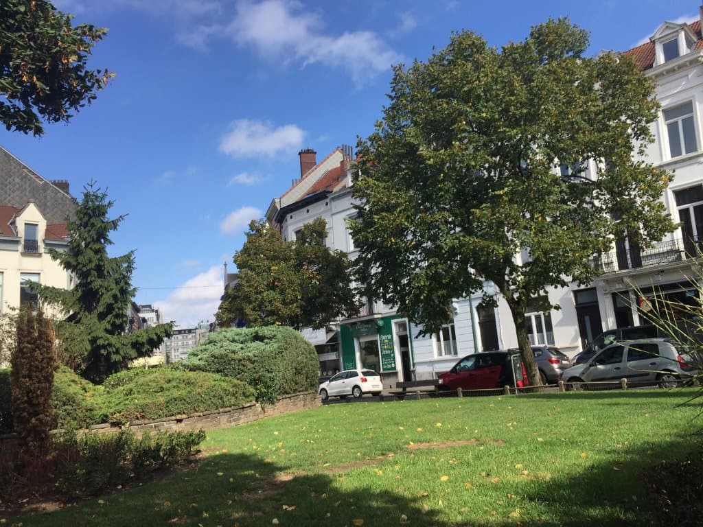 Explore the area around Place du Châtelain