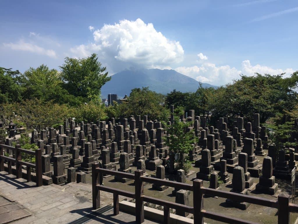桜島を望む墓地