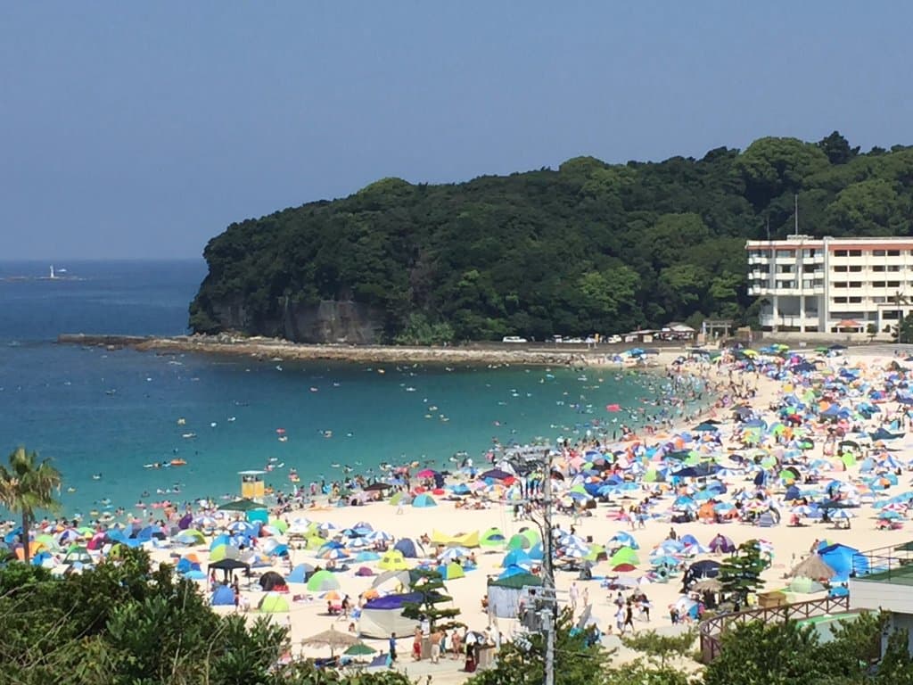 立体迷路から望む人の溢れる白浜ビーチ