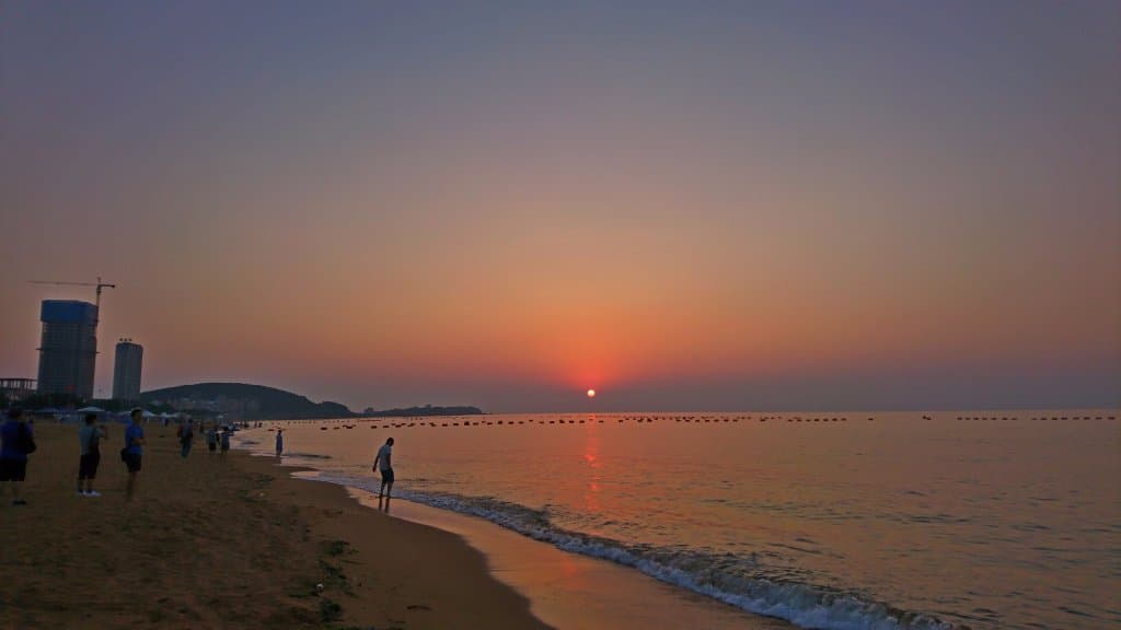 Пляж на закате.