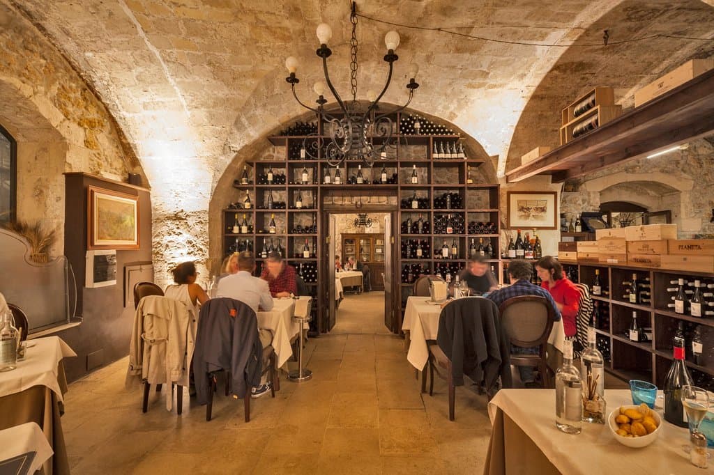 Saletta con scorcio Cantina