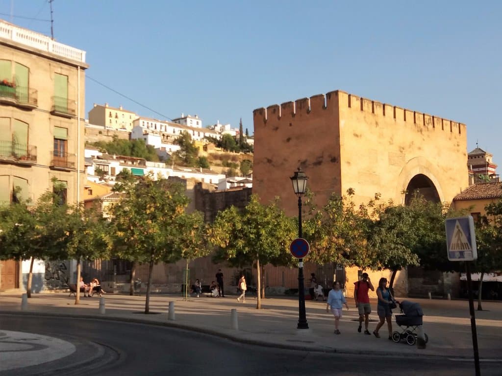 Vista de la Puerta y la plaza donde se encuentra