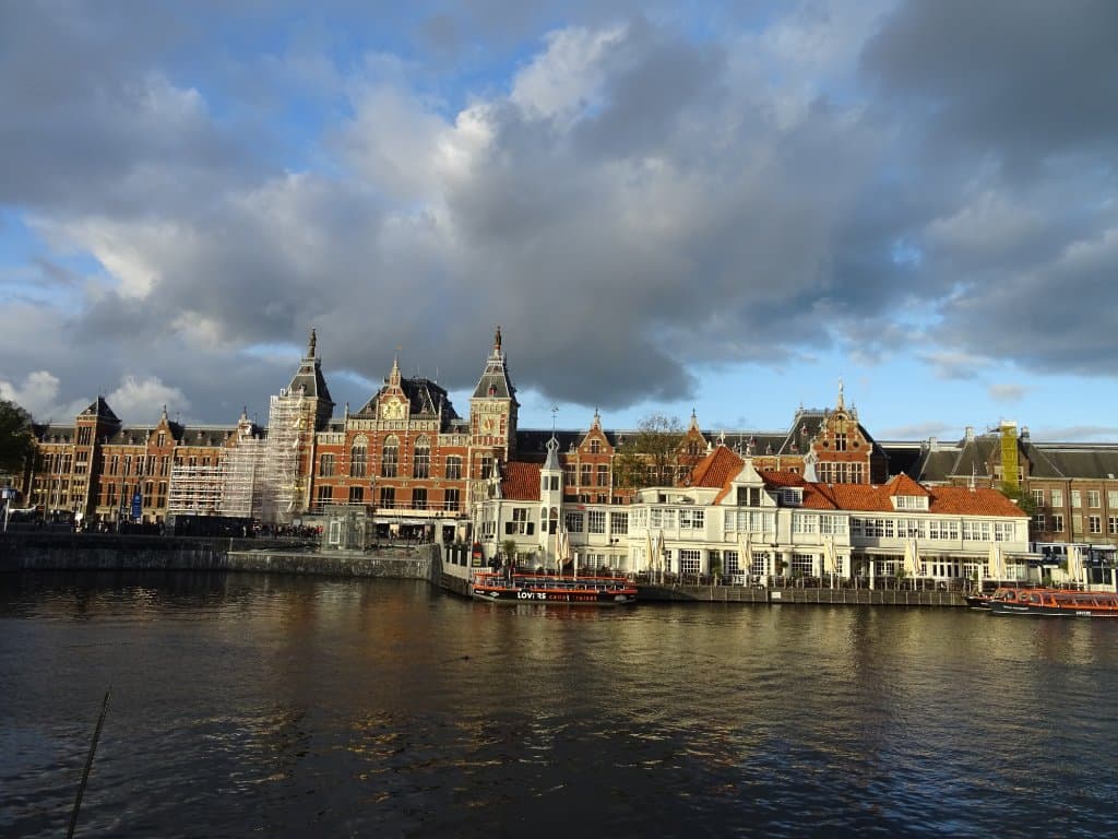 VVV Amsterdam voor het Centraal Station van Amsterdam