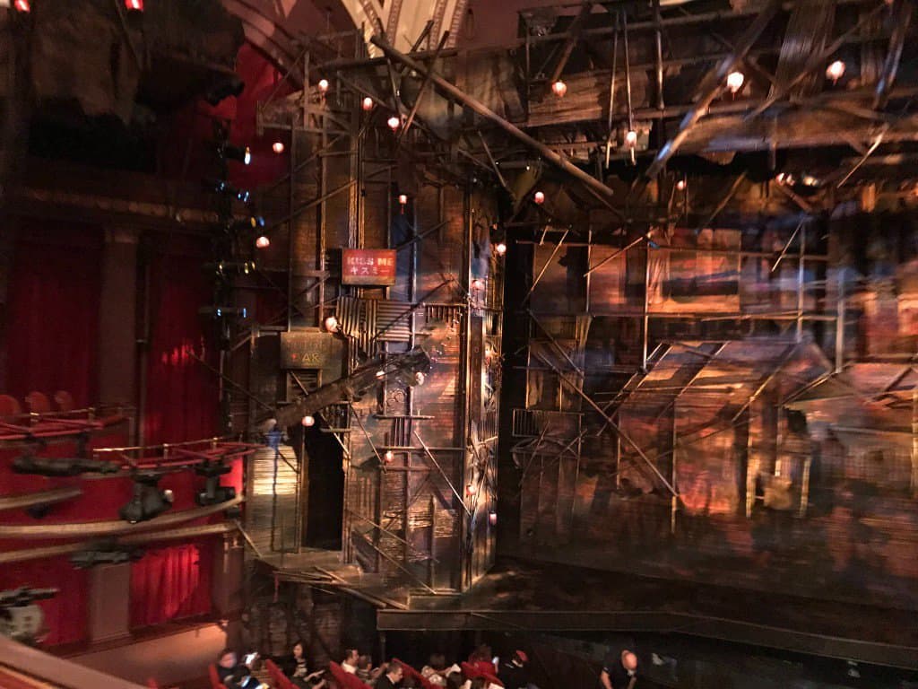 Visão lateral do palco Miss Saigon