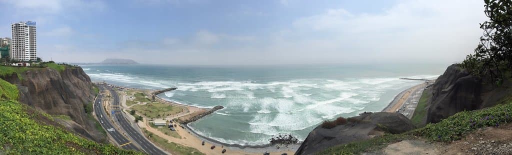 Vista Panoramica desde Barranco a la izquierda hasta San Isidro, por la derecha