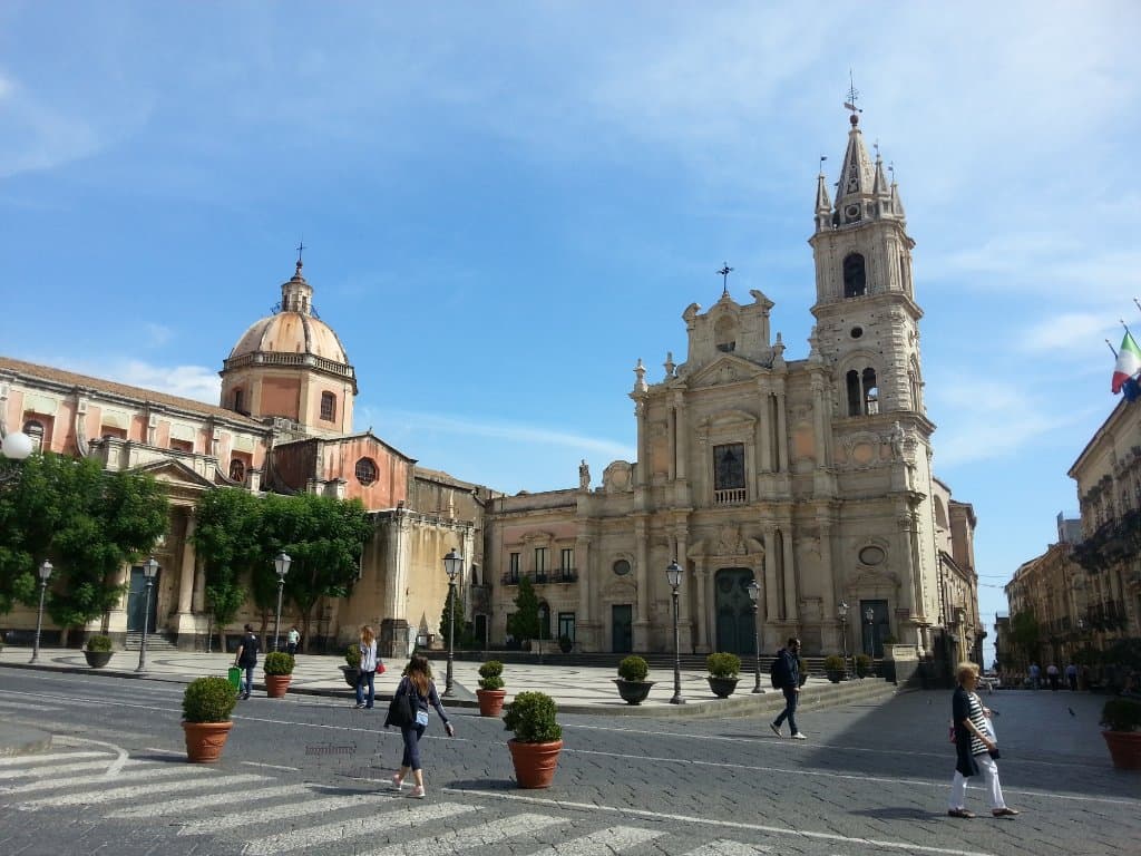 chiesa su piazza duomo