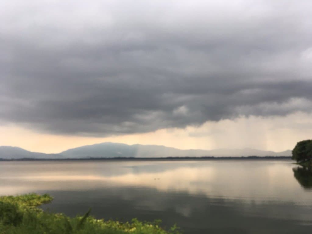 วิวอ่างเก็บน้ำวันฝนตกไกลๆ