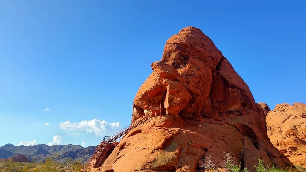 Ai piedi di Atlatl Rock