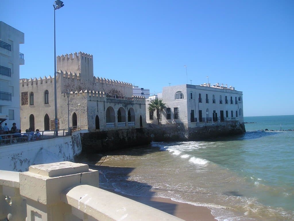 parte opposta del Castillo sul Paseo, qui molti ristorantini