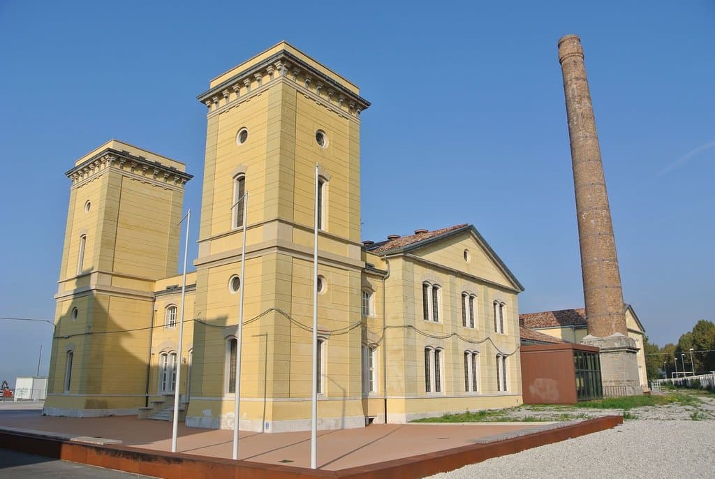 Vista laterale della Centrale Idrodinamica di Porto Vecchio