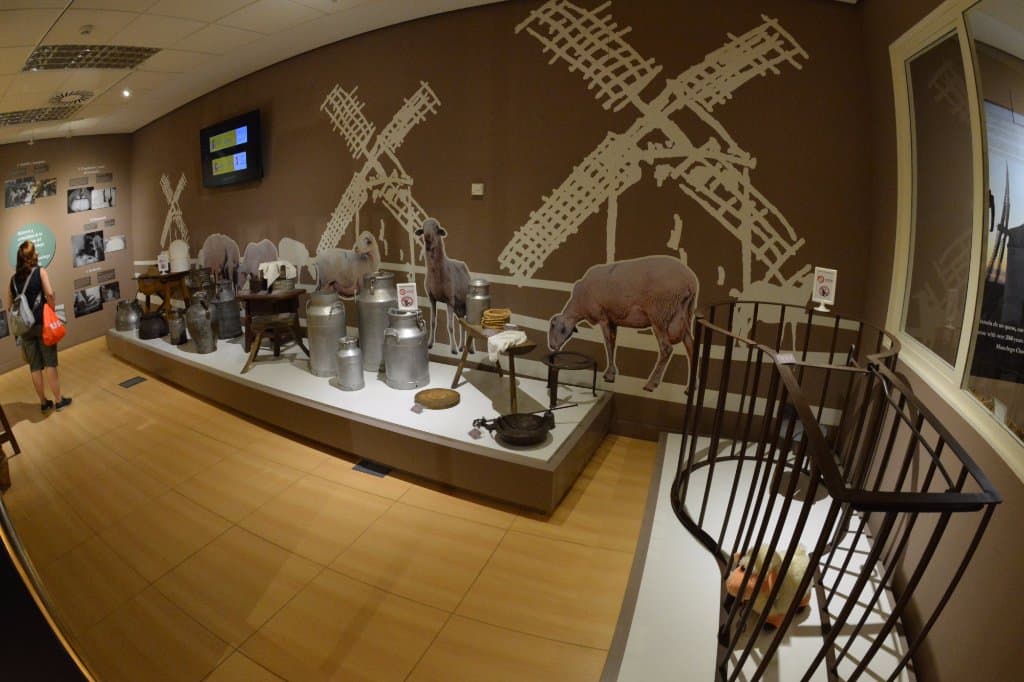 Sala del proceso de la elaboración del Queso Manchego. Utensilios y enseres utilizados en el pas