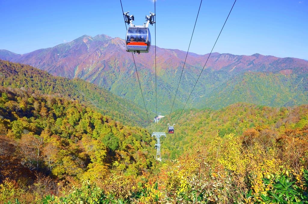 紅葉とロープウェイ（10月）