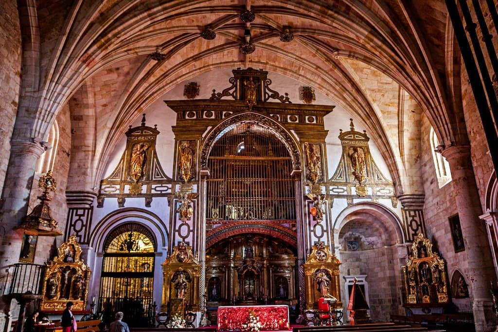 Altar y restos de San Ildefonso y San Atilano