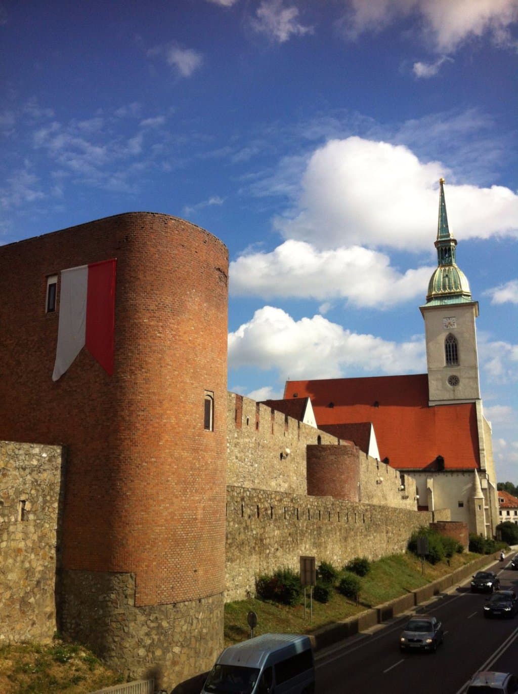 Vue sur la muraille et la cathédrale Saint Martin