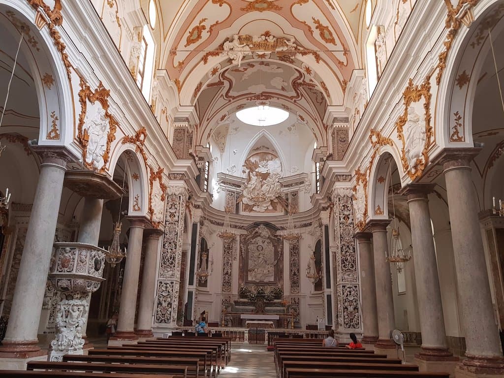 Para admirar: el ícono de mármol de la Inmaculada , tallada en 1766, en relieve.