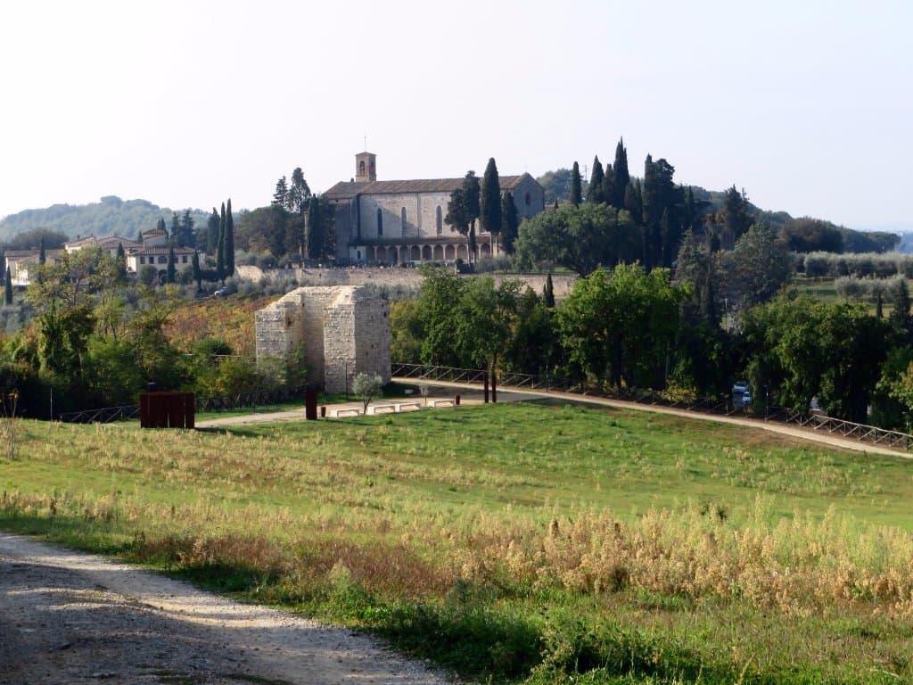Torre di San Francesco (sullo sfondo il convento di San Lucchese)