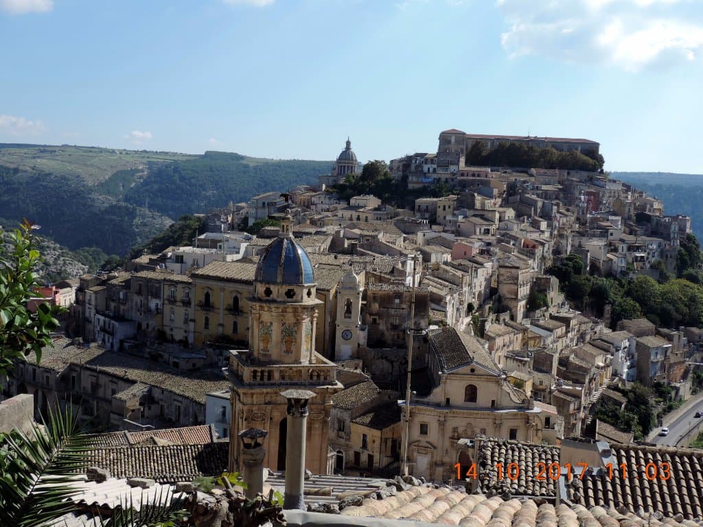 il campanile e sullo sfondo Ragusa Ibla