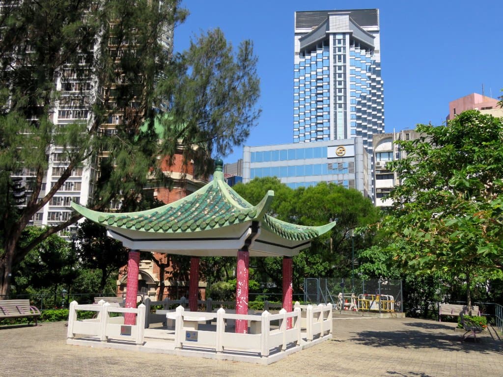 The pagoda at the top of Signal Hill Gardens, Kowloon (01/Nov/17).