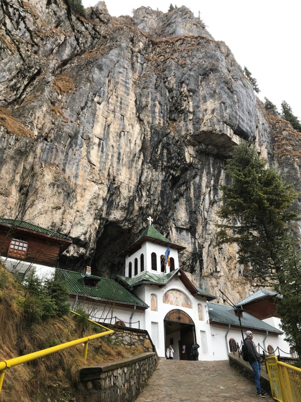 L'ingresso delle grotte