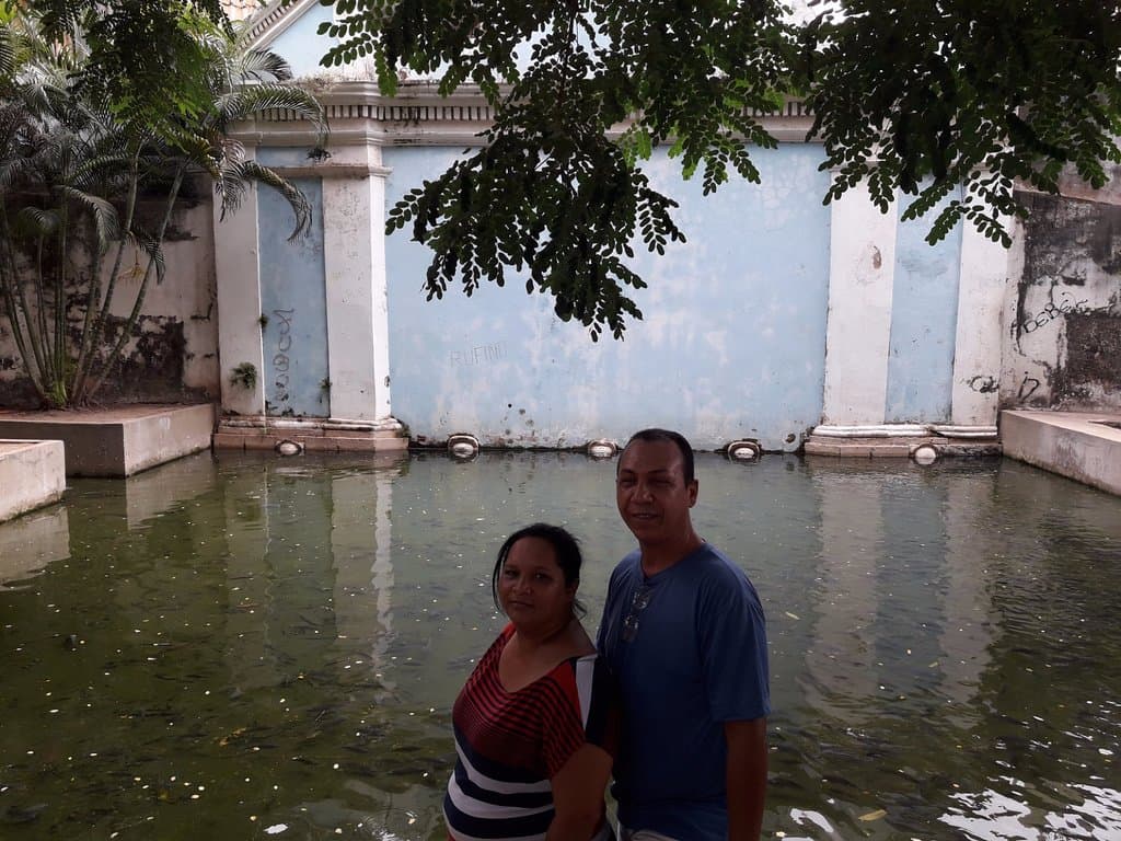 Fonte das Pedras- carrancas parcialmente submersas ao fundo