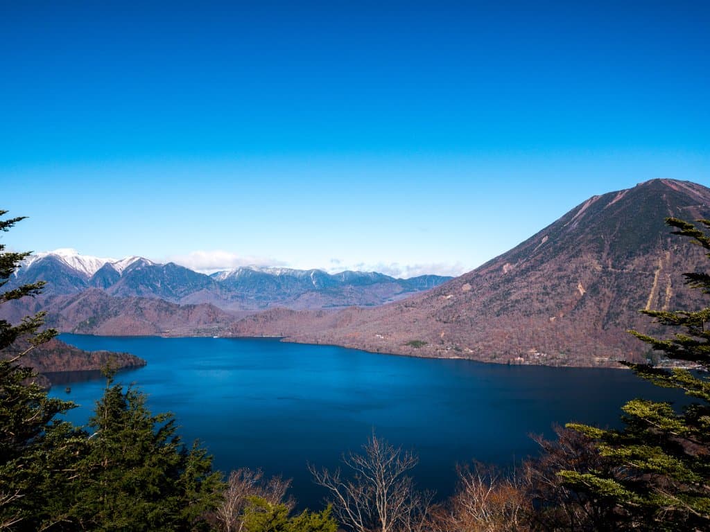 爬上半月山遙望中禪寺湖 男体山 奧白根山