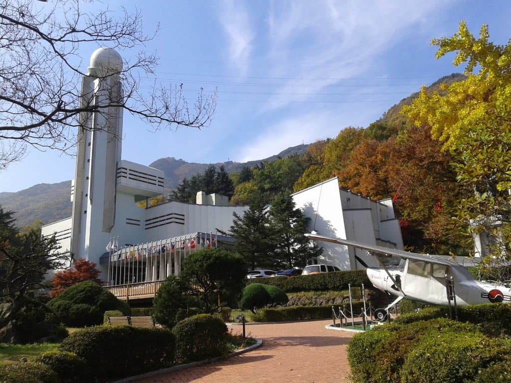 Des engins de guerre sont exposés dans le jardin