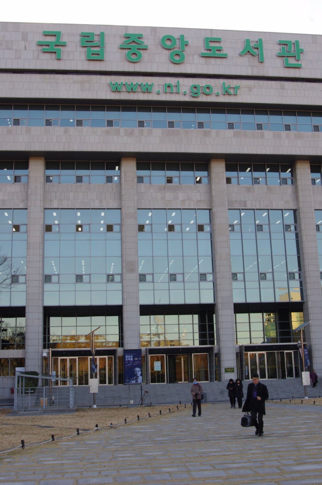 imposants bâtiments au sommet d'une colline, la bibliothèque est immense