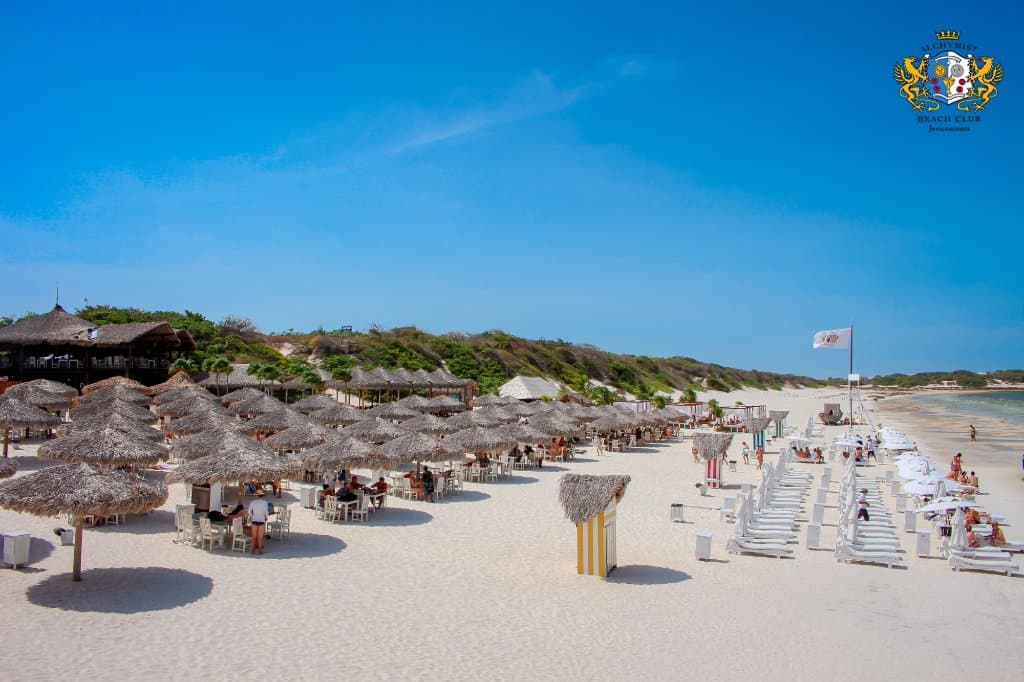 Espreguiçadeiras, área comum e vista da área vip!