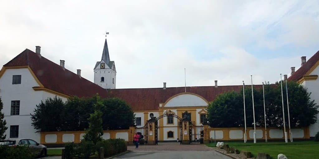 Kirkespiret set fra indgangen til Dronninglund Slot