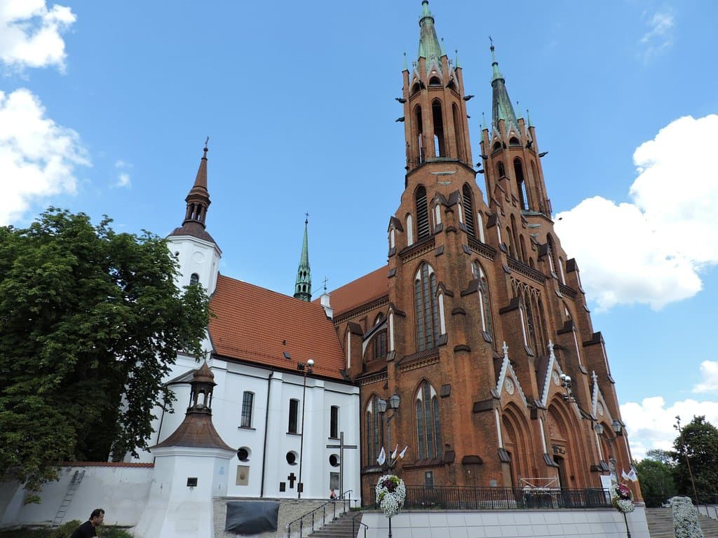 вид на костел с площади Косюшко