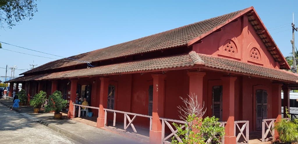 Tuek Daeng (Red Building) Laem Sing