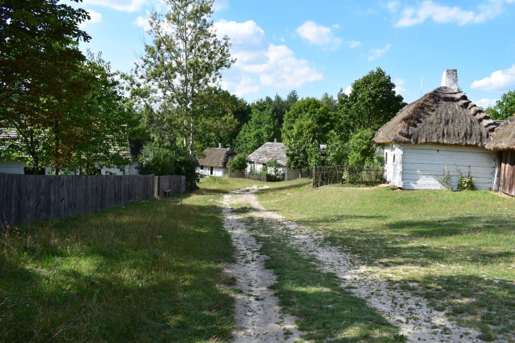 Chałupy ustawione tak, że człowiek czuje jakby spacerował po autentycznej wsi.