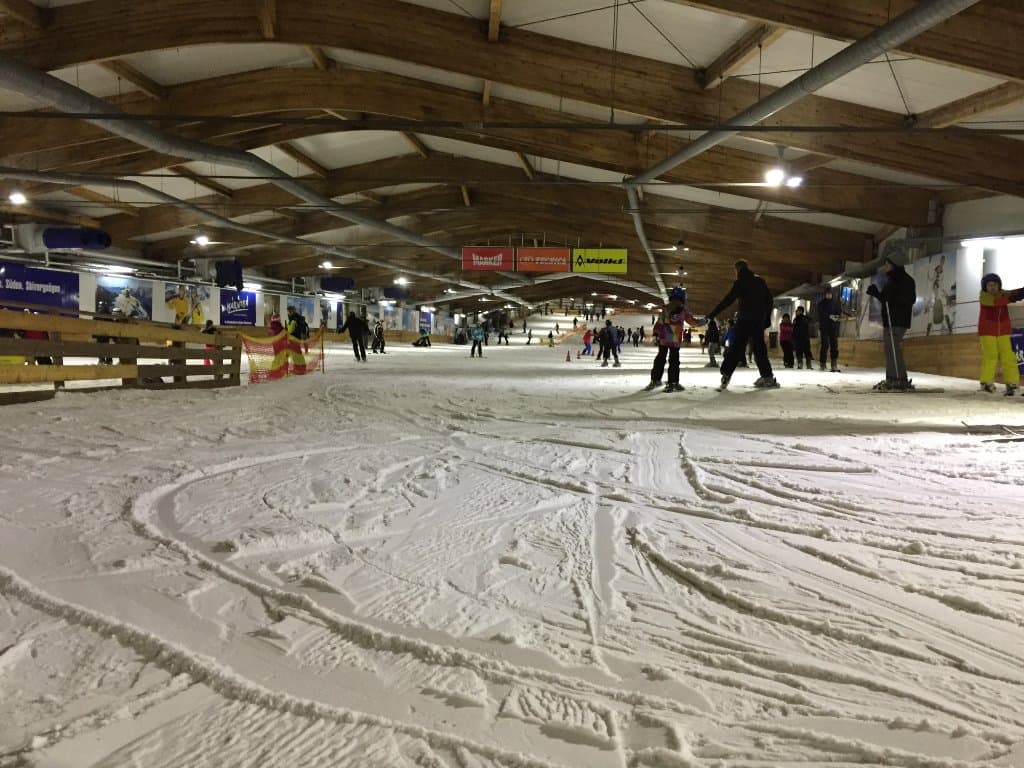 Links zu sehen ist der Anfängerhügel