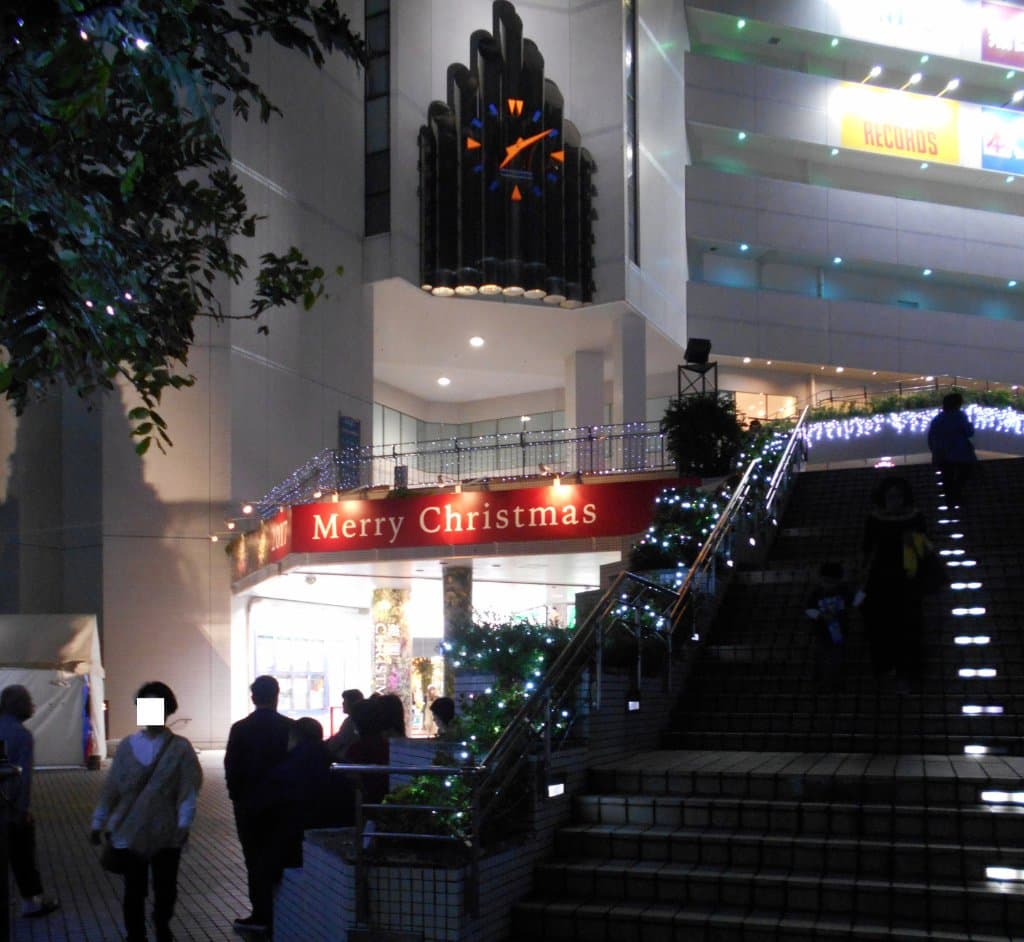 ビル側面の時計もクリスマス仕様