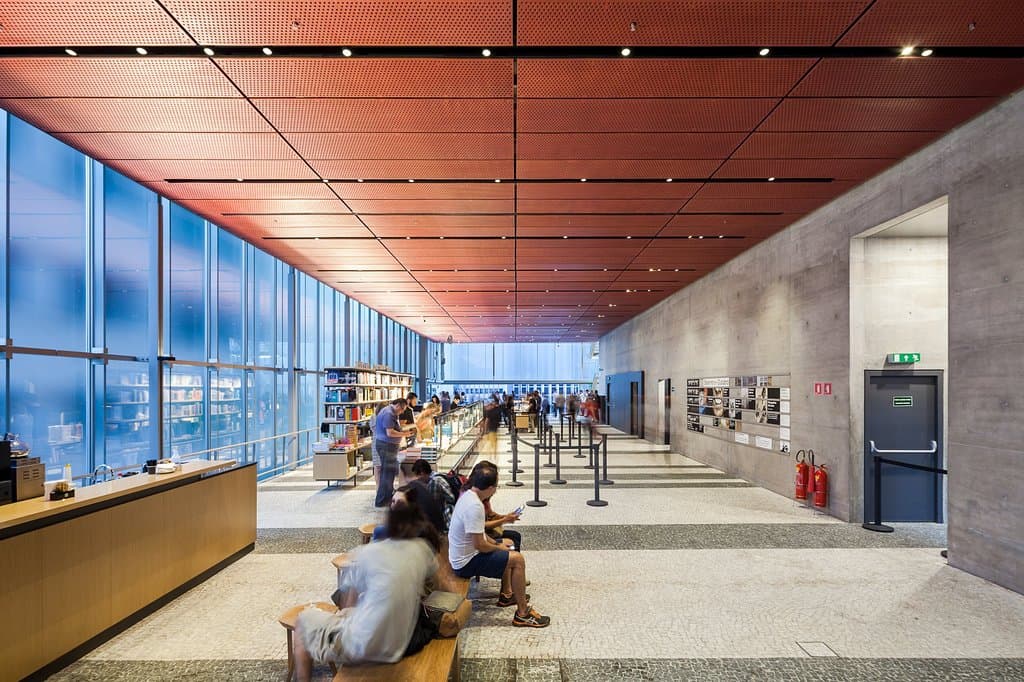 Praça no quinto andar.