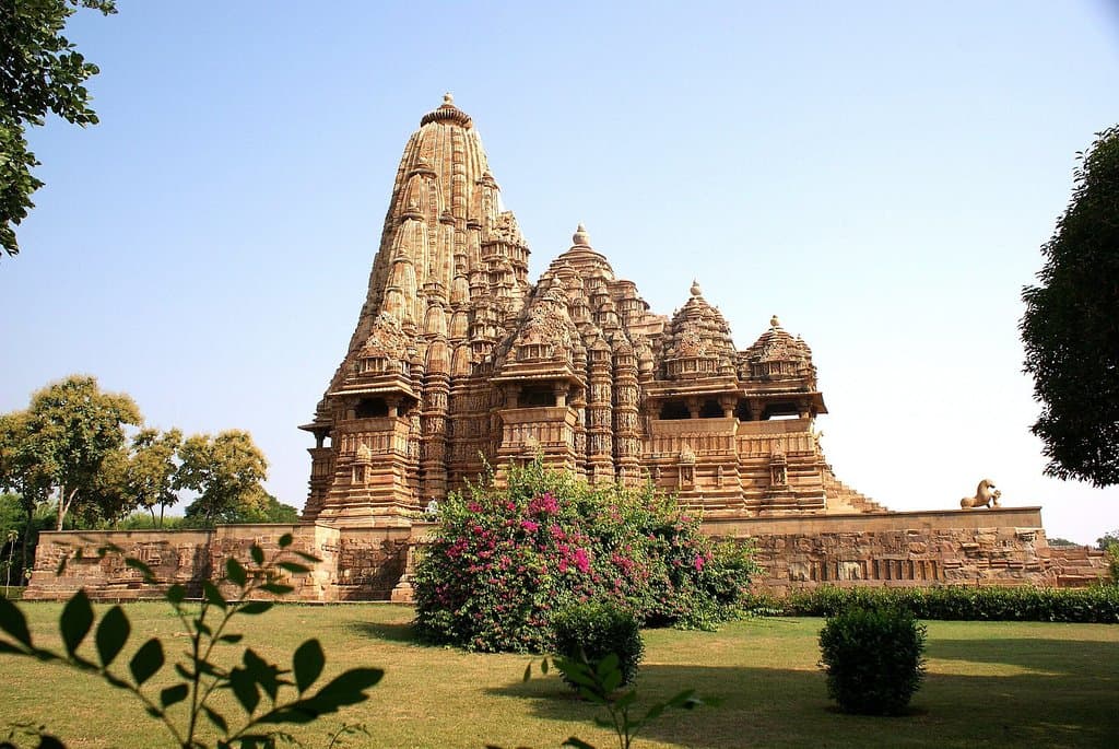 Vue d'ensemble du temple dans le parc