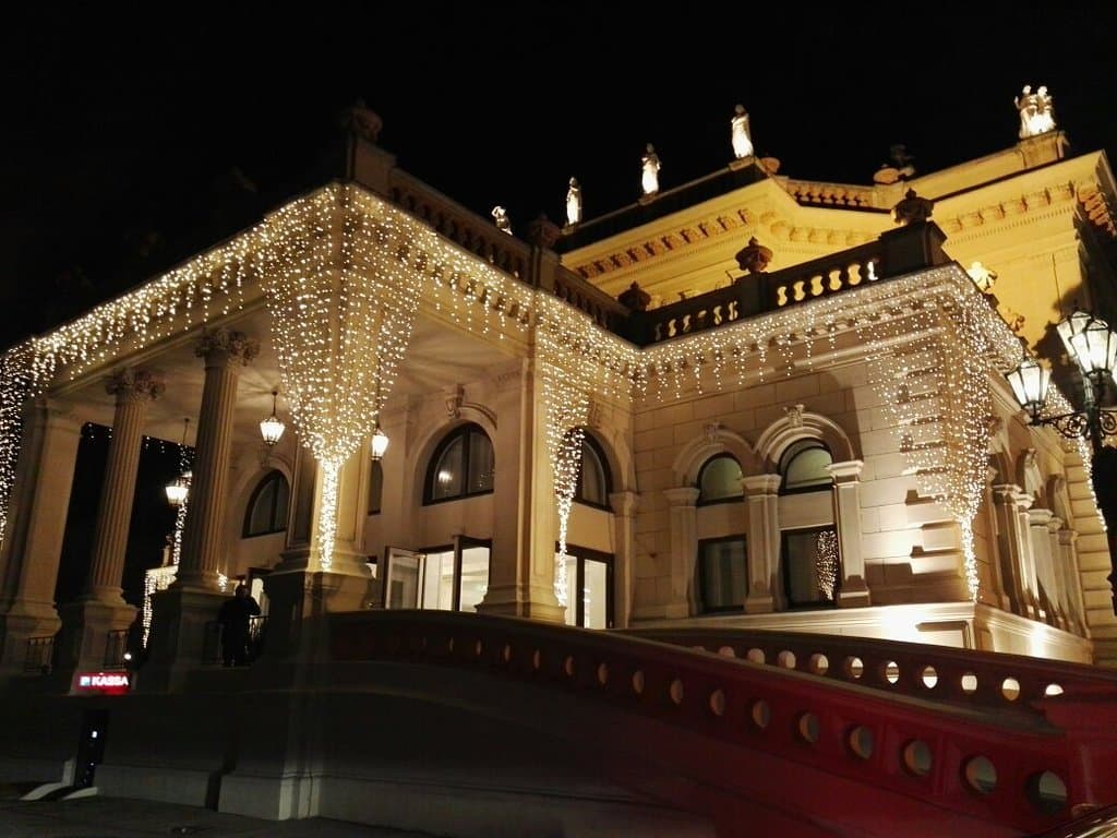 Walk through the Stadtpark's Kursalon