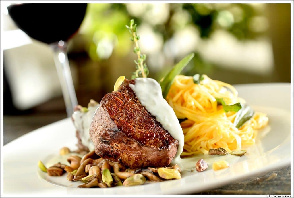 Medalhão de filet mignon com cogumelos mistos, creme de gorgonzola e pistache : massa tagliolini