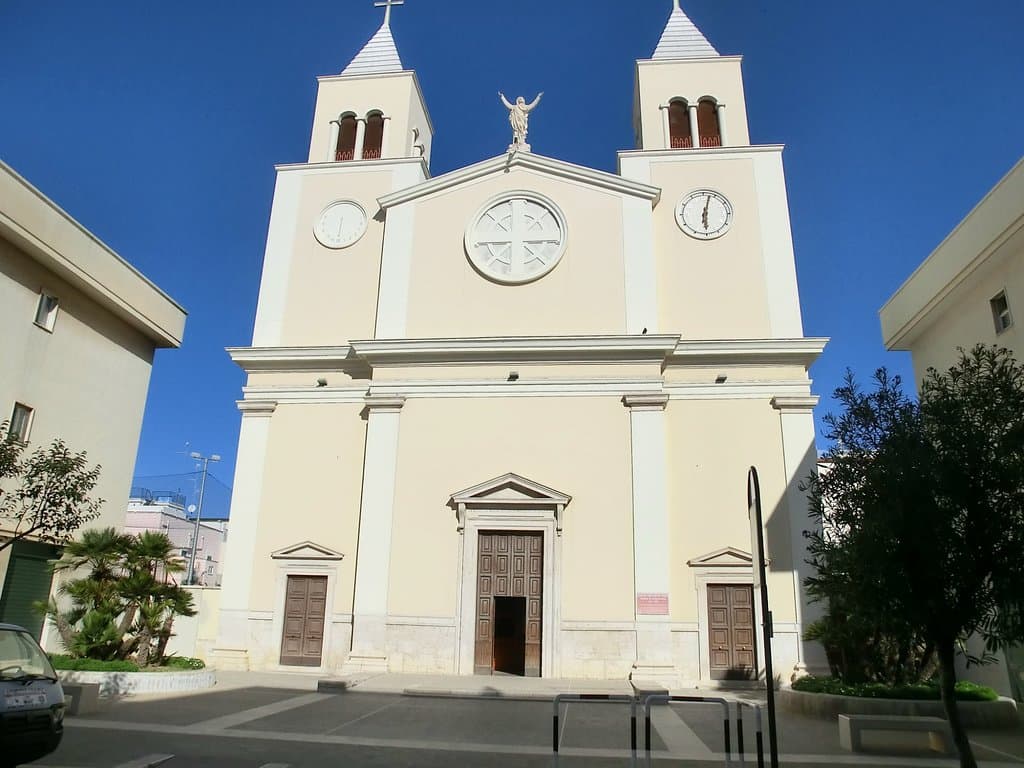 Chiesa settecentesca con facciata rosonica e due uguali campanili.