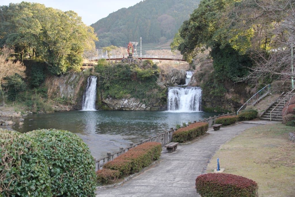 公園、遊歩道の様子と滝の景色